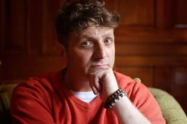 Choáng với người đàn ông không có bộ phận sinh dục vẫn hẹn hò bạn gái xinh đẹp