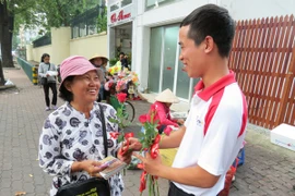 Tặng hoa cho những người phụ nữ không có ngày 20/10