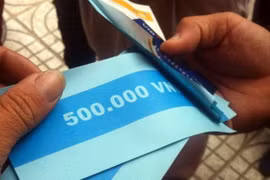 Rút tiền ATM nhả ra giấy - dấu hỏi lớn về an toàn, bảo mật ngân hàng