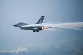 Tranh cãi kịch liệt về việc tiêm kích F-16 Ukraine bị S-400 hay Su-57 bắn hạ