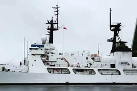 [ẢNH] Quốc kỳ Việt Nam tung bay trên tàu tuần tra USCGC John Midgett 