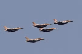 [ẢNH] Dấu hiệu Israel có thể sắp tấn công trực diện vào tổ hợp S-300 của Syria