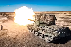 Xe tăng T-62M chiến lợi phẩm trở thành 'quái thú' trong tay binh sĩ Ukraine