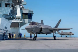 [ẢNH] F-35B Anh đột nhiên xuất hiện ngay trên đội hình tác chiến Hải quân Nga