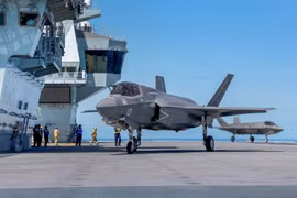 [ẢNH] F-35B Anh đột nhiên xuất hiện ngay trên đội hình tác chiến Hải quân Nga