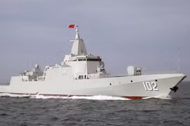 Khu trục hạm Type 055 mạnh nhất Trung Quốc bất ngờ áp sát đảo Đài Loan