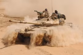 [ẢNH] T-72/90 Ấn Độ có thực sự "đè bẹp" được ZTQ-15 Trung Quốc?