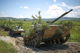 Pháo 2A72 của xe chiến đấu bộ binh BMP-3 dễ dàng xuyên thủng giáp M2 Bradley