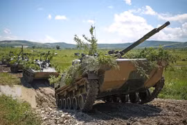 Pháo 2A72 của xe chiến đấu bộ binh BMP-3 dễ dàng xuyên thủng giáp M2 Bradley