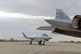 Tiêm kích tàng hình Su-75 Checkmate bất ngờ xuất hiện trên đường băng
