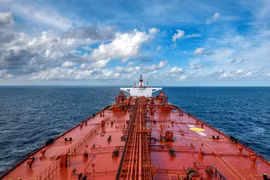 Dầu của Nga ngày càng bỏ xa mức giá trần do phương Tây áp đặt