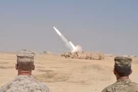 Mỹ tăng cường nhiều tổ hợp HIMARS tới Syria để 'khóa chặt' căn cứ của Nga và Iran