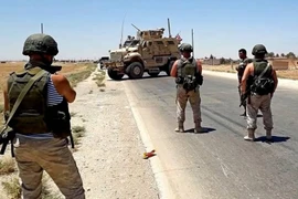 [ẢNH] Đoàn xe quân sự Mỹ buộc phải rút lui khi bị lính dù Nga ép quay đầu