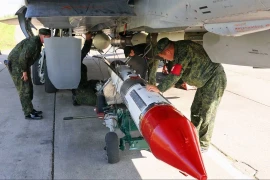 Nga 'khoe' tên lửa R-33 trang bị đầu đạn hạt nhân cho tiêm kích MiG-31BM