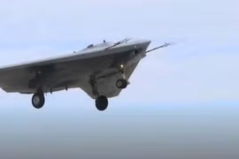 [ẢNH] UAV S-70 Okhotnik Nga sẽ đảm nhiệm vai trò hủy diệt UAV tấn công