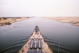 Kênh đào Suez mất 18% tàu thương mại quốc tế