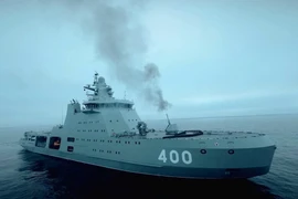 Tàu phá băng chiến đấu Ivan Papanin thể hiện sức mạnh trên Biển Barents