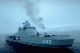 Tàu phá băng chiến đấu Ivan Papanin thể hiện sức mạnh trên Biển Barents