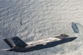 [ẢNH] Báo Mỹ: F-35 Anh thực hành đánh chìm chiến hạm đối phương khi áp sát nhóm tàu Nga
