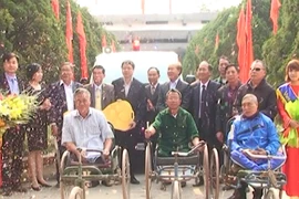 Vietinbank khánh thành cầu và trao tặng xe ô tô cứu thương