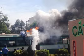 Xe buýt phát hỏa ngùn ngụt, hàng chục người thoát nạn