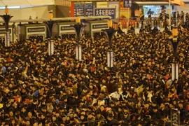 Gần 100.000 người Trung Quốc mắc kẹt tại nhà ga, đợi tàu về quê ăn Tết