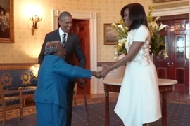 Cụ bà da màu 106 tuổi nhảy múa vui mừng khi được gặp Tổng thống Obama
