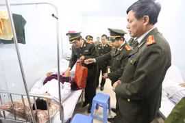 Lãnh đạo CATP Hà Nội thăm hỏi CBCS bị thương khi làm nhiệm vụ