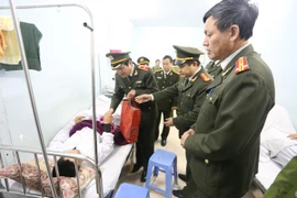 Lãnh đạo CATP Hà Nội thăm hỏi CBCS bị thương khi làm nhiệm vụ