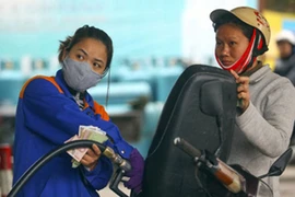 Xăng tiếp tục giảm giá gần 600 đồng/lít