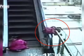 Thương tâm bé gái 3 tuổi rơi khỏi thang cuốn, tử vong