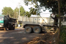 Tránh ổ gà, hai xe tải ben đâm nhau