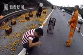 Bị dân hôi của, lái xe ngồi khóc giữa đường