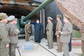 Lãnh đạo Triều Tiên Kim Jong Un thị sát tập trận bắn đạn thật