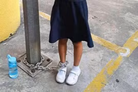 Mẹ xích chân con gái vào cột đèn gây phẫn nộ