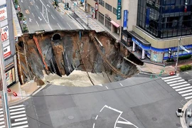 "Hố tử thần" bất ngờ xuất hiện trên phố ở Nhật Bản