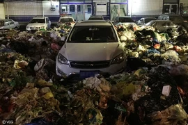 Đỗ xe trái phép, bị vùi trong 10 tấn rác