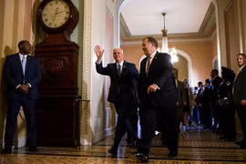 Tổng thống đắc cử Donald Trump thay đổi người đứng đầu nhóm chuyển giao quyền lực 