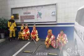 Cảnh sát bắt giữ 7 "Tôn hành giả" loạn đả trên phố