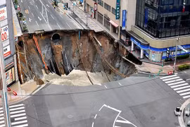"Hố tử thần" bất ngờ xuất hiện trên phố ở Nhật Bản