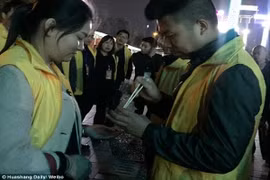 Nhân viên không đạt chỉ tiêu, phạt ăn sâu sống 