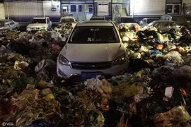Đỗ xe trái phép, bị vùi trong 10 tấn rác