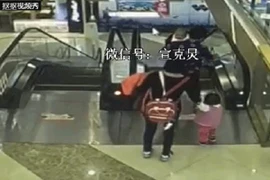 Đi thang cuốn, bà ngoại đánh rơi cháu trai xuống đất tử vong