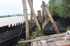 Cháy rụi 13 chiếc du thuyền đang neo đậu trên sông Tiền