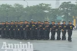 Trung đoàn Cảnh sát cơ động tổng duyệt dưới cơn mưa tầm tã