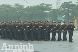 Trung đoàn Cảnh sát cơ động tổng duyệt dưới cơn mưa tầm tã