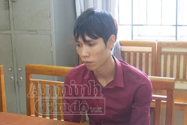 Đi vệ sinh, tranh thủ trèo tường đột nhập lấy trộm 4 điện thoại di động