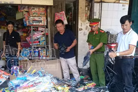 Phát hiện kho chứa hàng ngàn dao, kiếm, súng đồ chơi ở Hà Nội