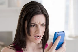 "Chết đứng" vì chồng lưu đầy số "gái gọi" trong điện thoại