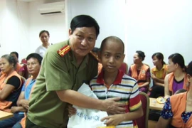 Báo An ninh Thủ đô và Sứ quán Nam Phi trao quà cho các bệnh nhân nghèo